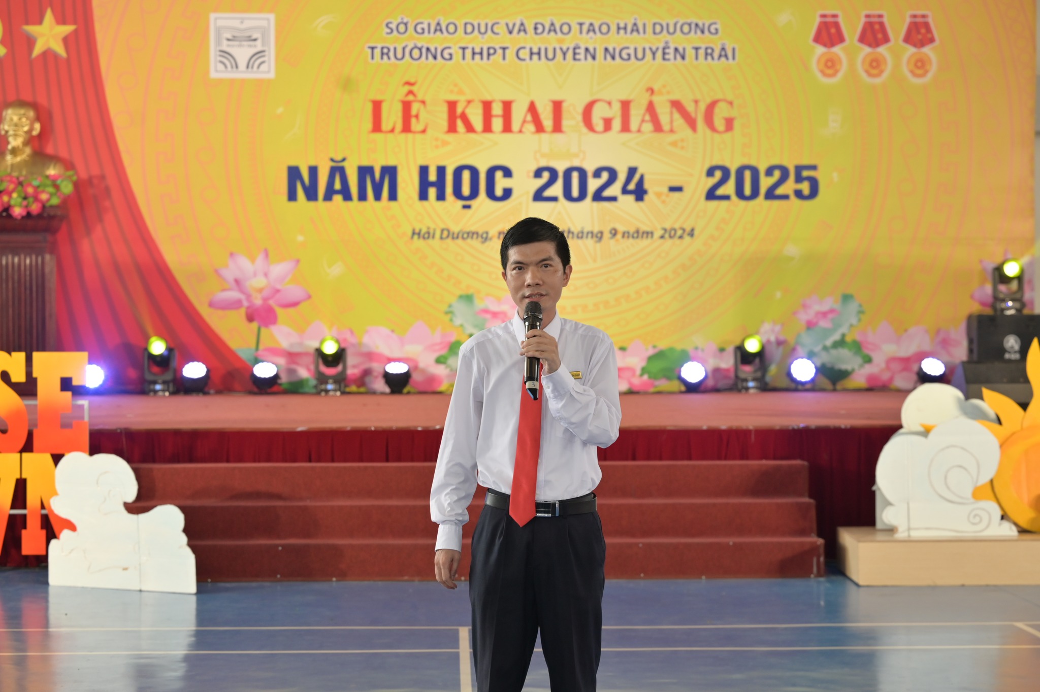 Nhấn để phóng to